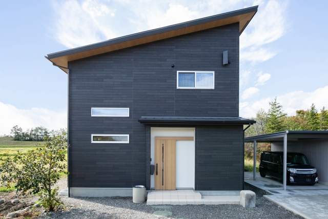 【黒い外壁の家】ダークカラーのモダン住宅はなぜ流行るのか